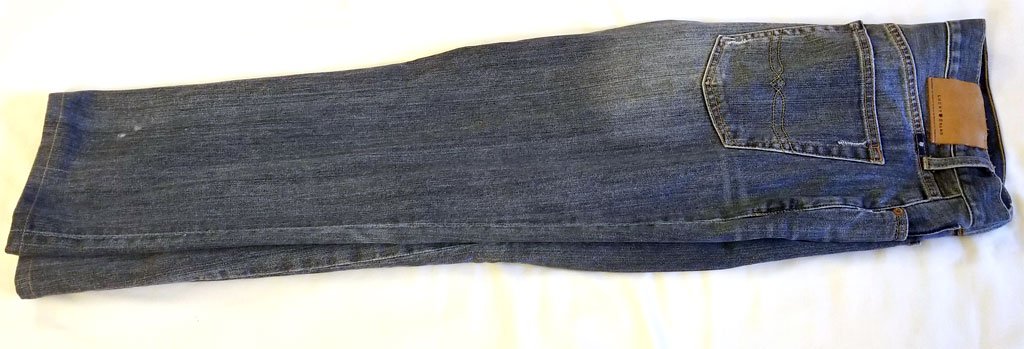 Lucky Brand Jeans 121 Relaxed Straight Blue. Size W 33 L 30. Model