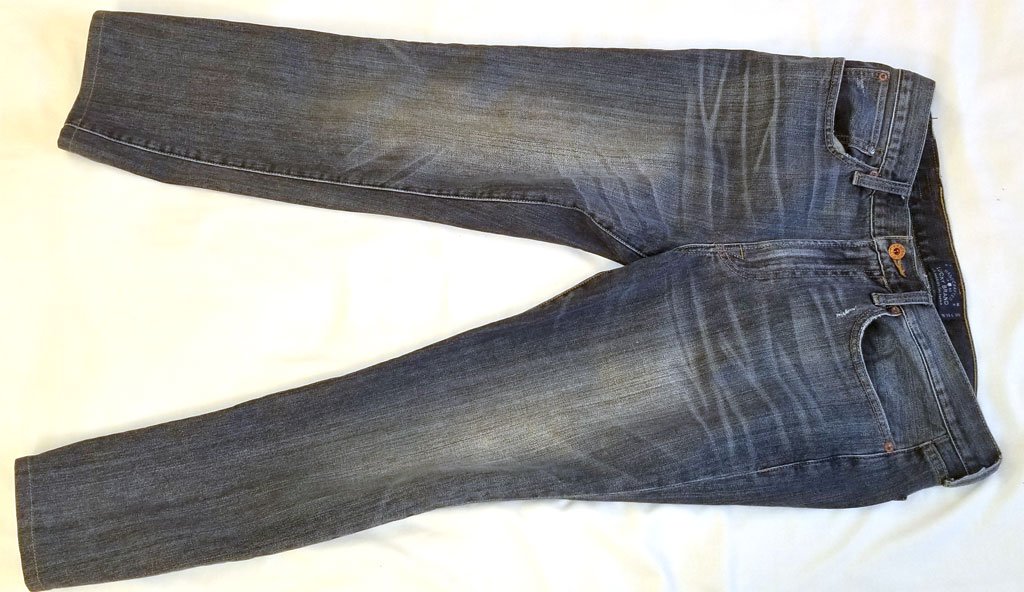Lucky Brand Jeans 121 Relaxed Straight Blue. Size W 33 L 30. Model
