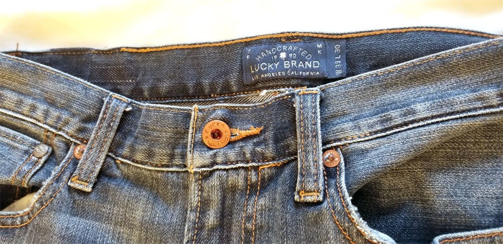 Lucky Brand Jeans 121 Relaxed Straight Blue. Size W 33 L 30. Model
